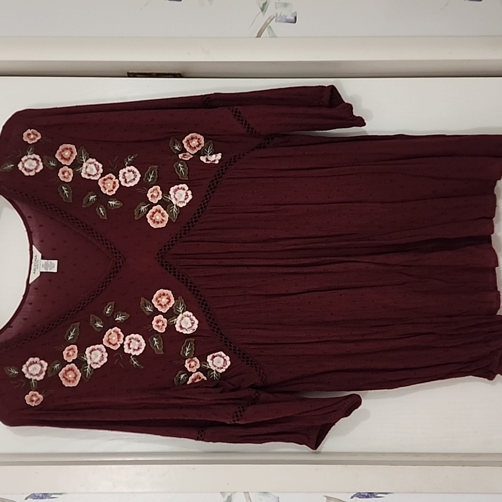 Arizona Jean Company Burgundy Textured Top W/Floral Embroidery